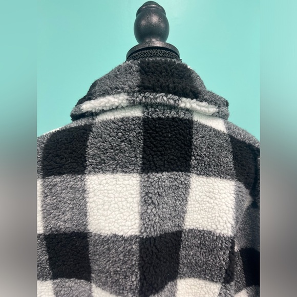 Steve Madden Black & White Buffalo Plaid Fleece Zip-Up Jacket size L. - Picture 4 of 5